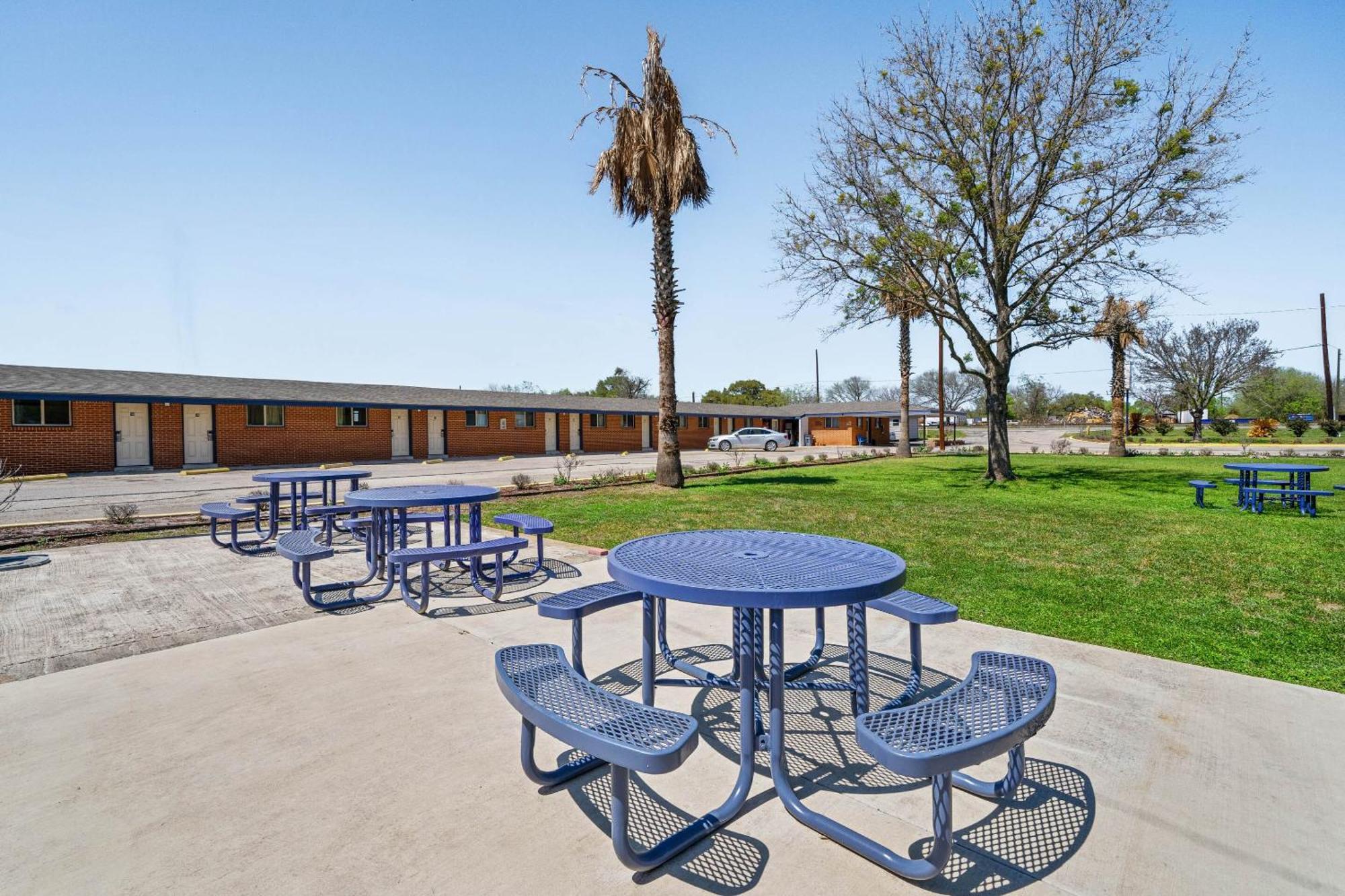 Hotel Oyo Tx Downtown I-10/us-90 Luling